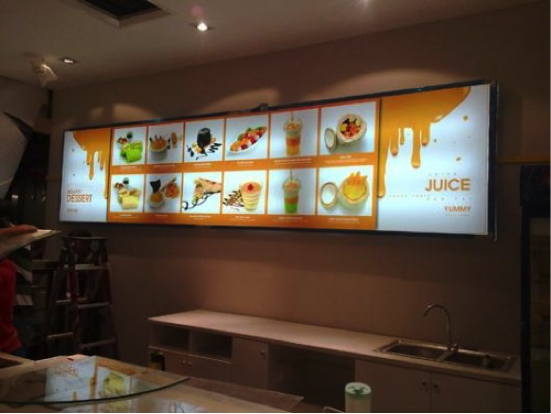 Mẫu in backlit film dùng để trang trí cửa hàng bán thức ăn.