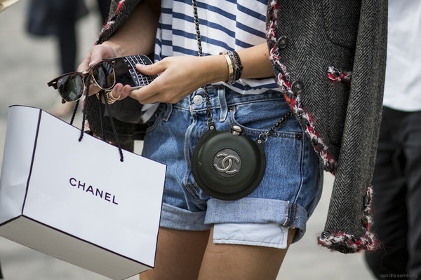 Giới trẻ luôn khao khát sở hữu chiếc túi giấy Chanel để “đánh bóng” bản thân.